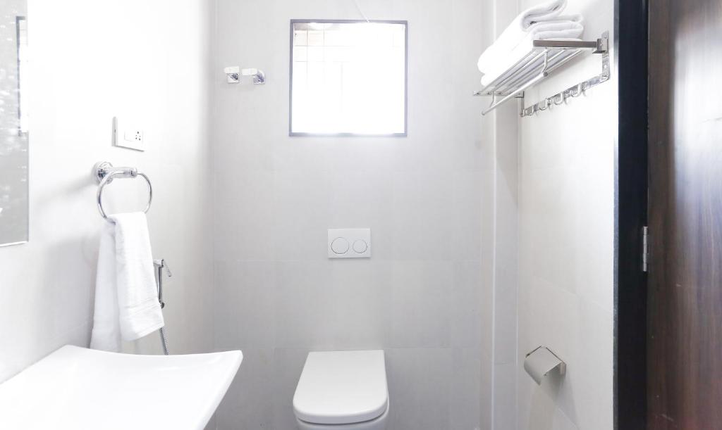 Koupelna v ubytování Treebo Hi Line Apartments Kalapatti