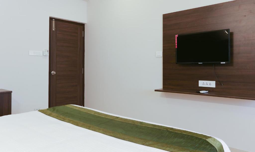 TV a/nebo společenská místnost v ubytování Treebo Hi Line Apartments Kalapatti
