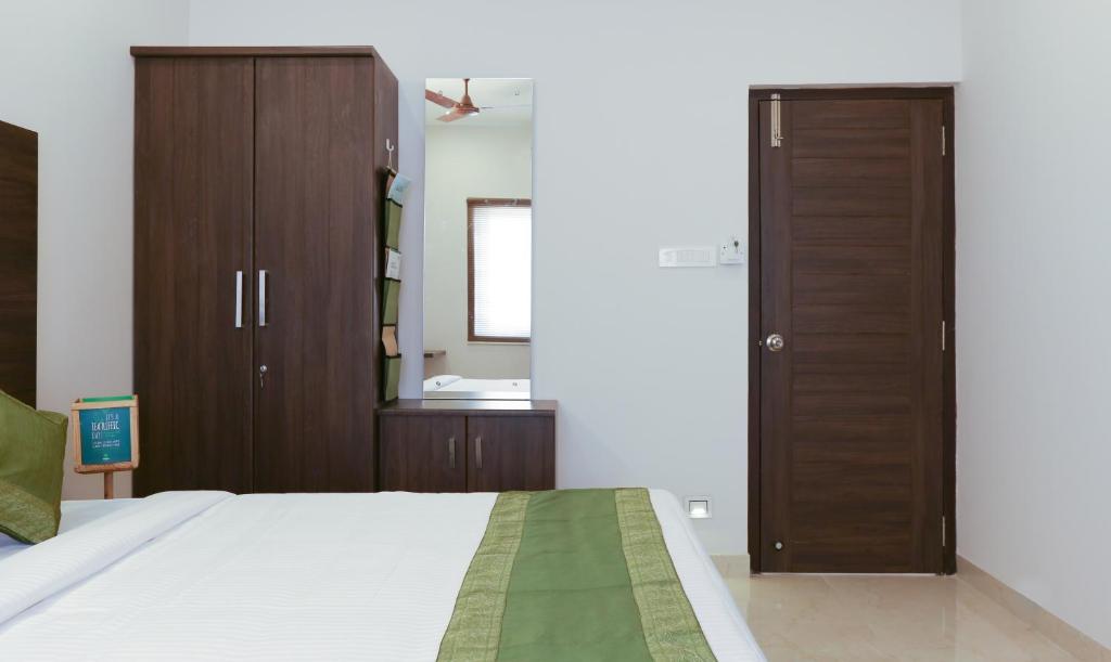 Postel nebo postele na pokoji v ubytování Treebo Hi Line Apartments Kalapatti