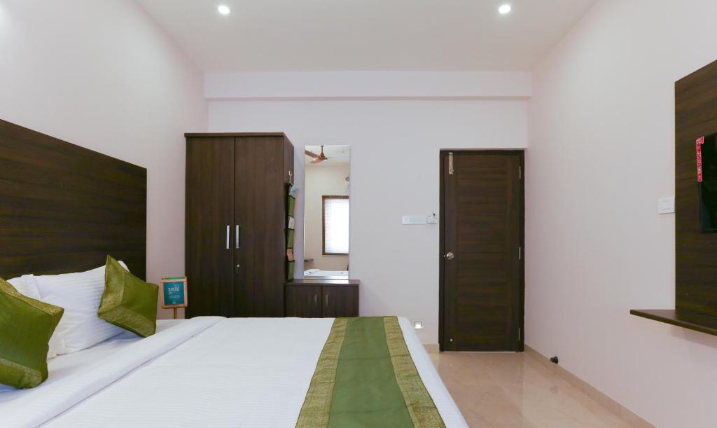 Postel nebo postele na pokoji v ubytování Treebo Hi Line Apartments Kalapatti