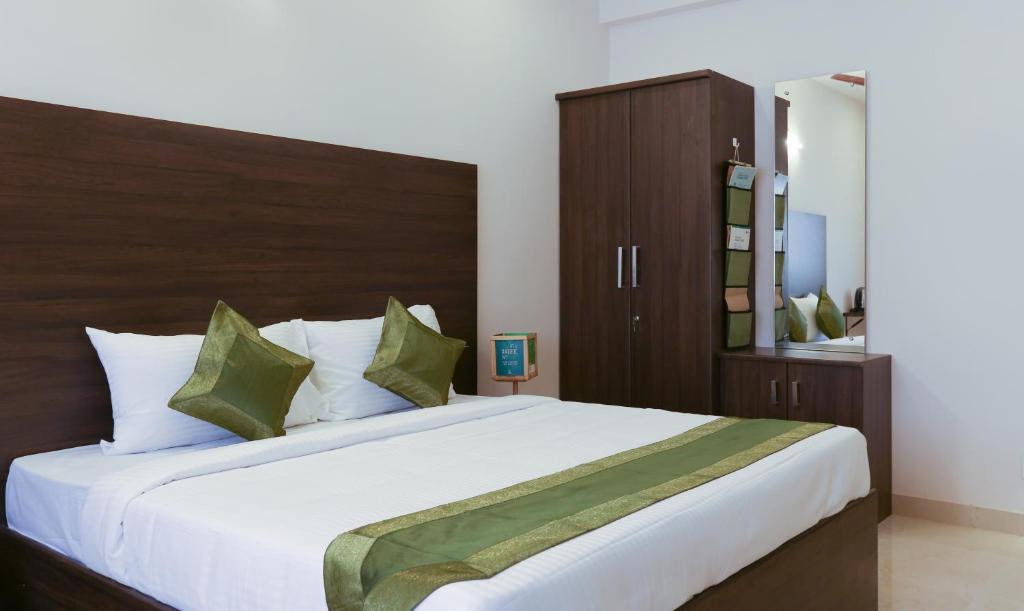 Postel nebo postele na pokoji v ubytování Treebo Hi Line Apartments Kalapatti