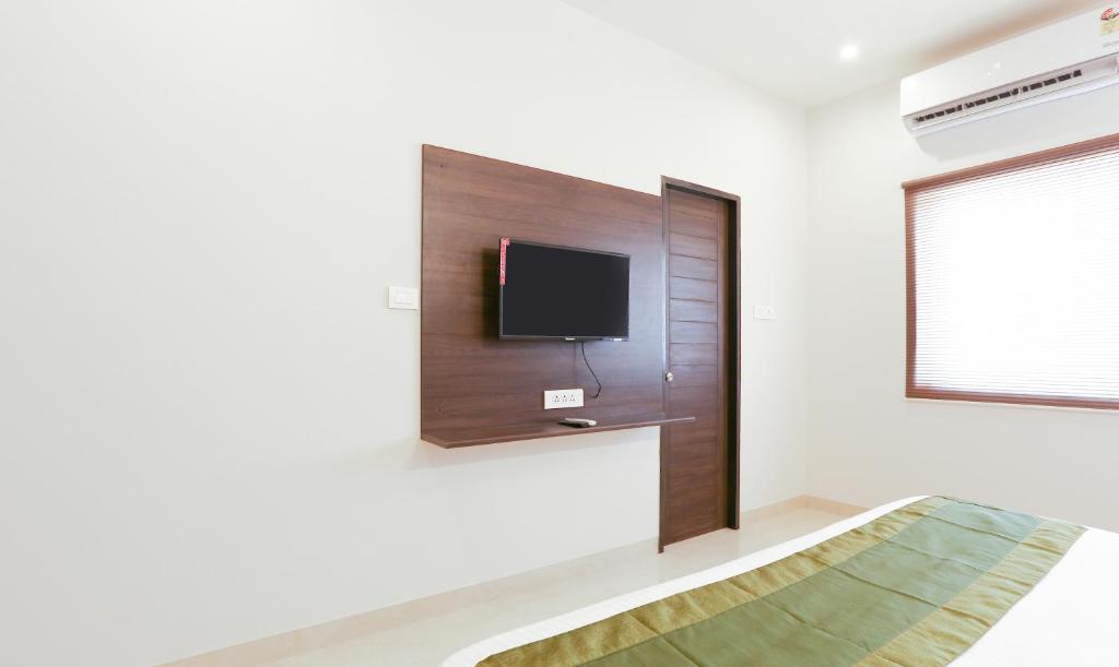 TV a/nebo společenská místnost v ubytování Treebo Hi Line Apartments Kalapatti