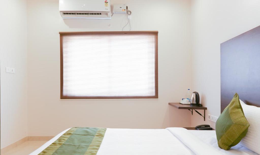 Postel nebo postele na pokoji v ubytování Treebo Hi Line Apartments Kalapatti