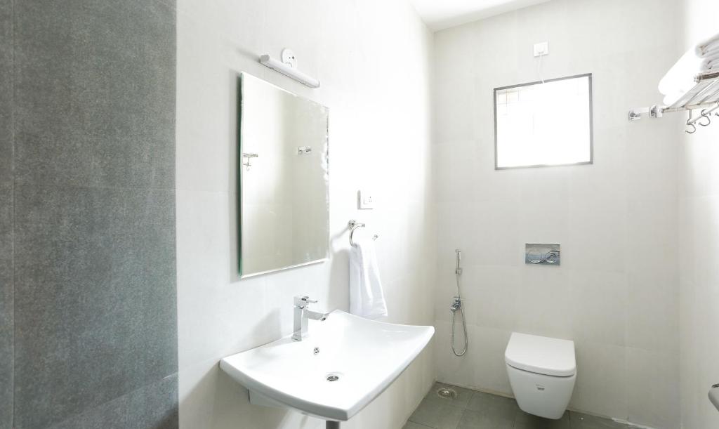 Koupelna v ubytování Treebo Hi Line Apartments Kalapatti