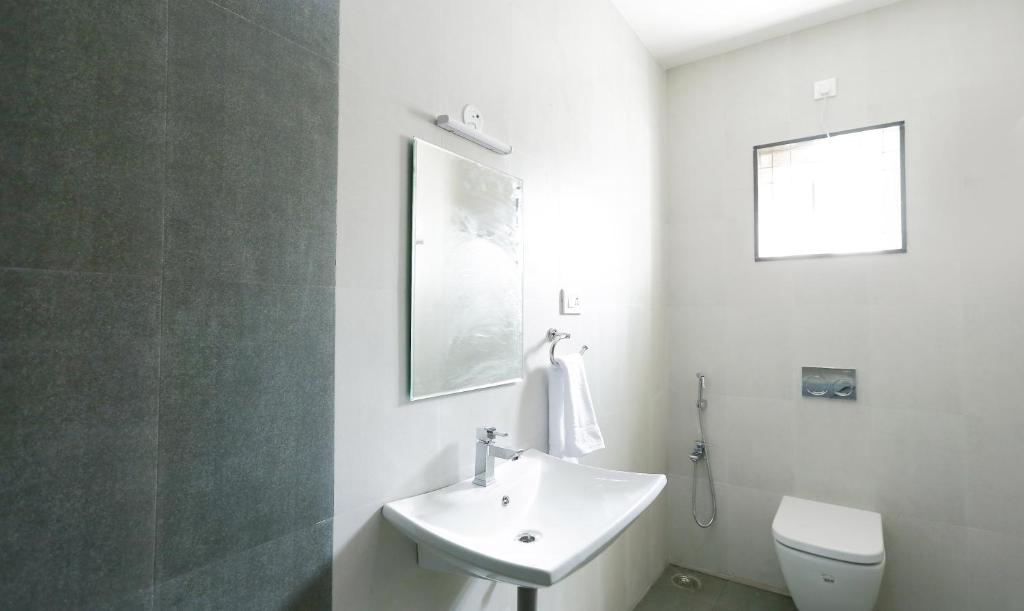 Koupelna v ubytování Treebo Hi Line Apartments Kalapatti