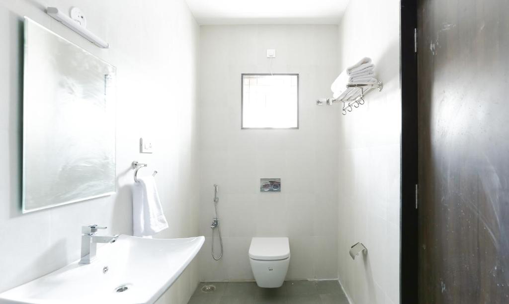 Koupelna v ubytování Treebo Hi Line Apartments Kalapatti