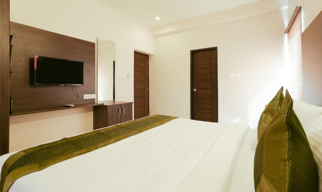 Postel nebo postele na pokoji v ubytování Treebo Hi Line Apartments Kalapatti