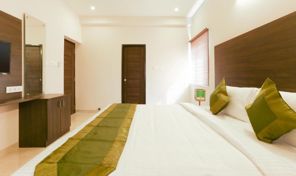 Postel nebo postele na pokoji v ubytování Treebo Hi Line Apartments Kalapatti
