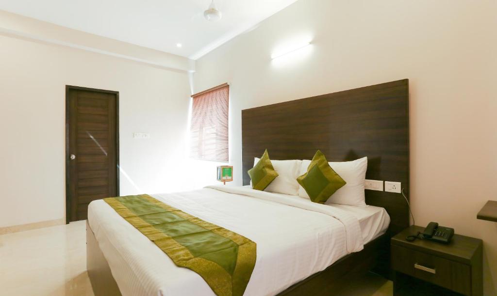 Postel nebo postele na pokoji v ubytování Treebo Hi Line Apartments Kalapatti