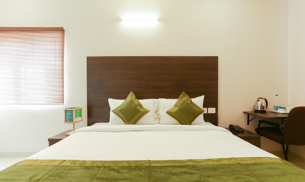 Postel nebo postele na pokoji v ubytování Treebo Hi Line Apartments Kalapatti