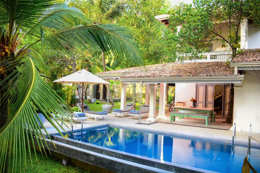 Horizon Villa في يوناواتونا: مسبح في الحديقة الخلفية للفيلا