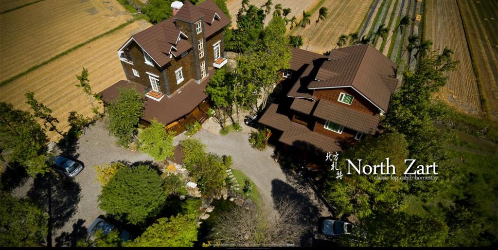 une vue sur une grande maison dans un champ dans l'établissement North Zart, à Dongshan