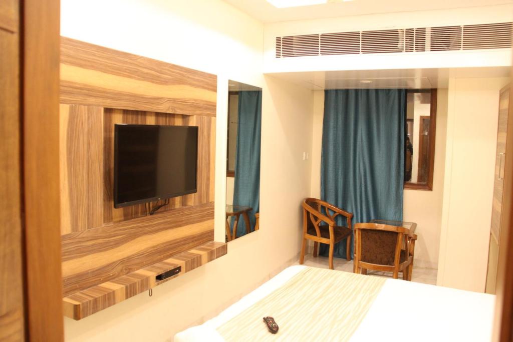 TV a/nebo společenská místnost v ubytování Hotel Golden Oasis - NEAR NEW DELHI RAILWAY STATION