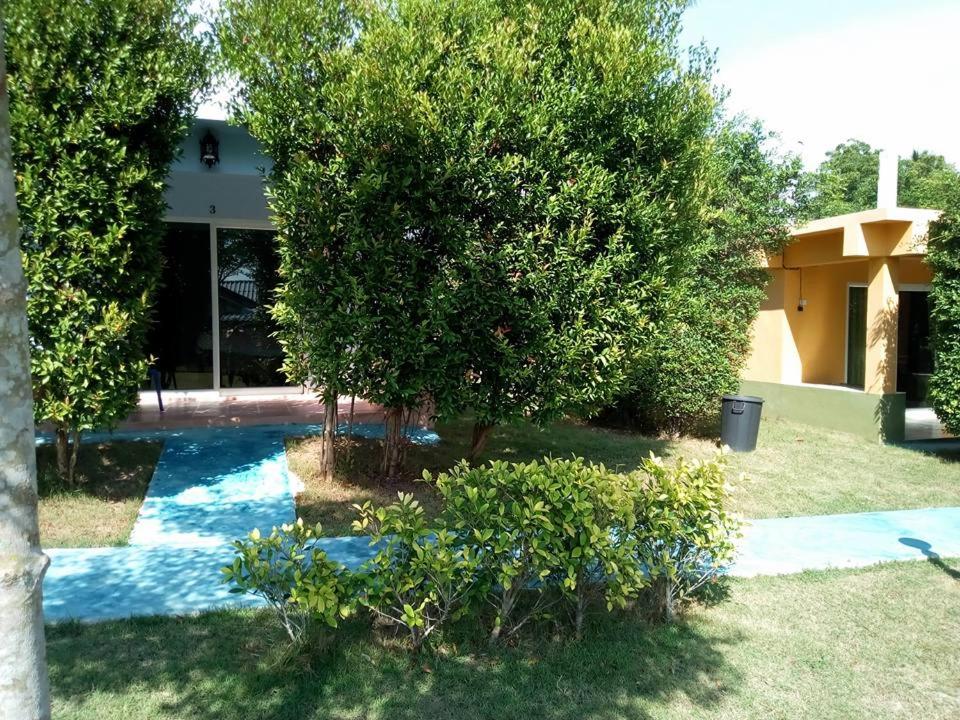 Bazén v ubytování AtMyHomeStay Bangsaphan nebo v jeho okolí