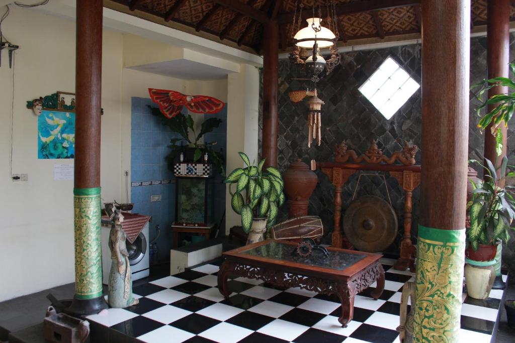 A seating area at La Javanaise Home Stay Malioboro