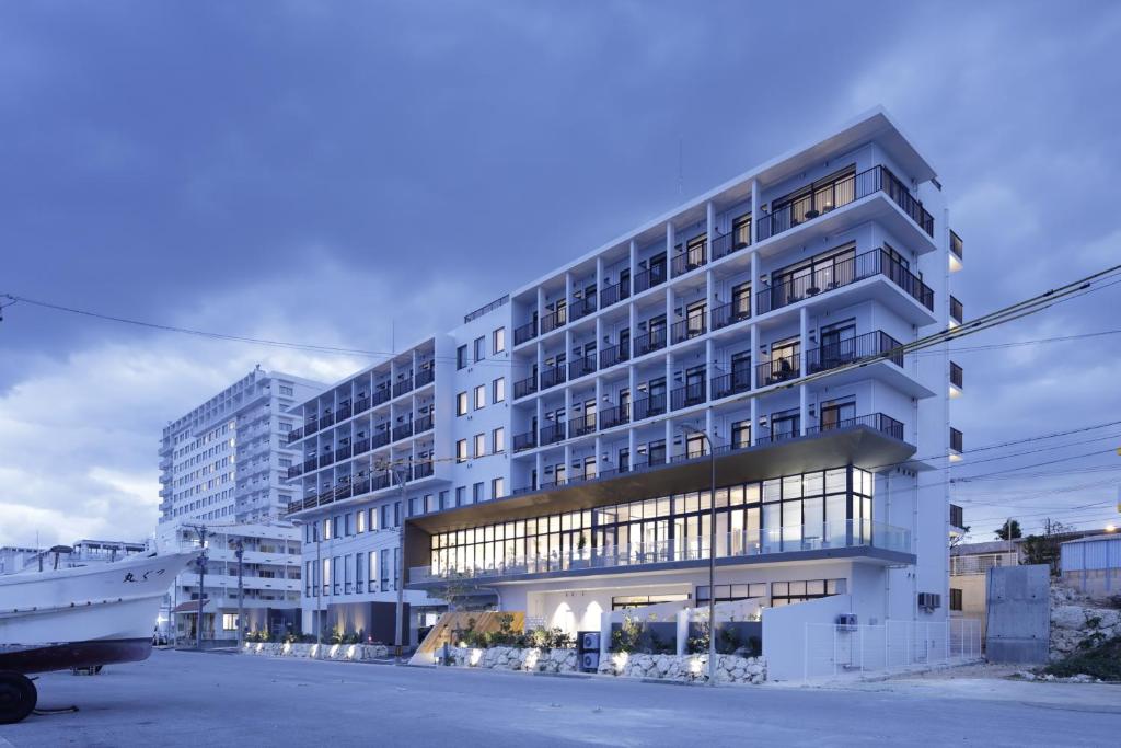 un grande edificio con una barca di fronte di Hotel Locus a Miyakojima