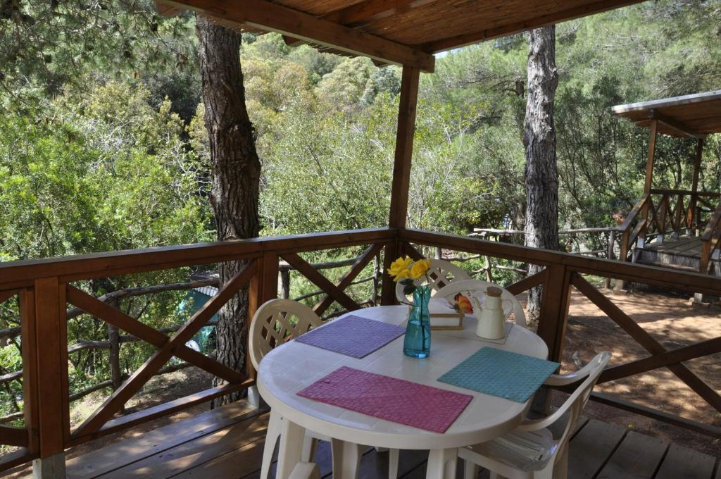 Balkón nebo terasa v ubytování Elbadoc Camping Village