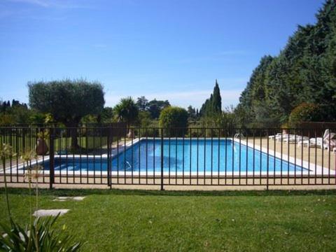 una gran piscina con una valla alrededor en Les Cigales, en Saint-Andiol