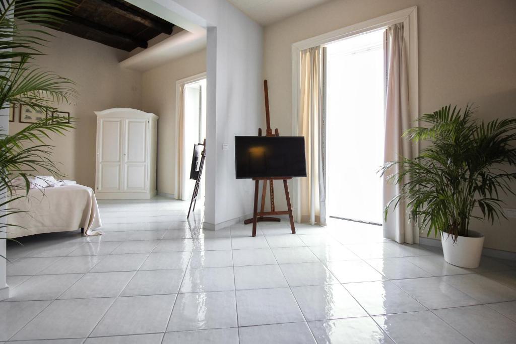 TV a/nebo společenská místnost v ubytování Palazzo Mottola Tropea