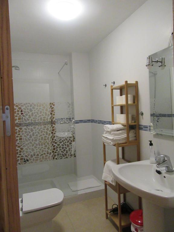 łazienka z prysznicem, toaletą i umywalką w obiekcie Ferienwohnung Tropical w mieście La Herradura
