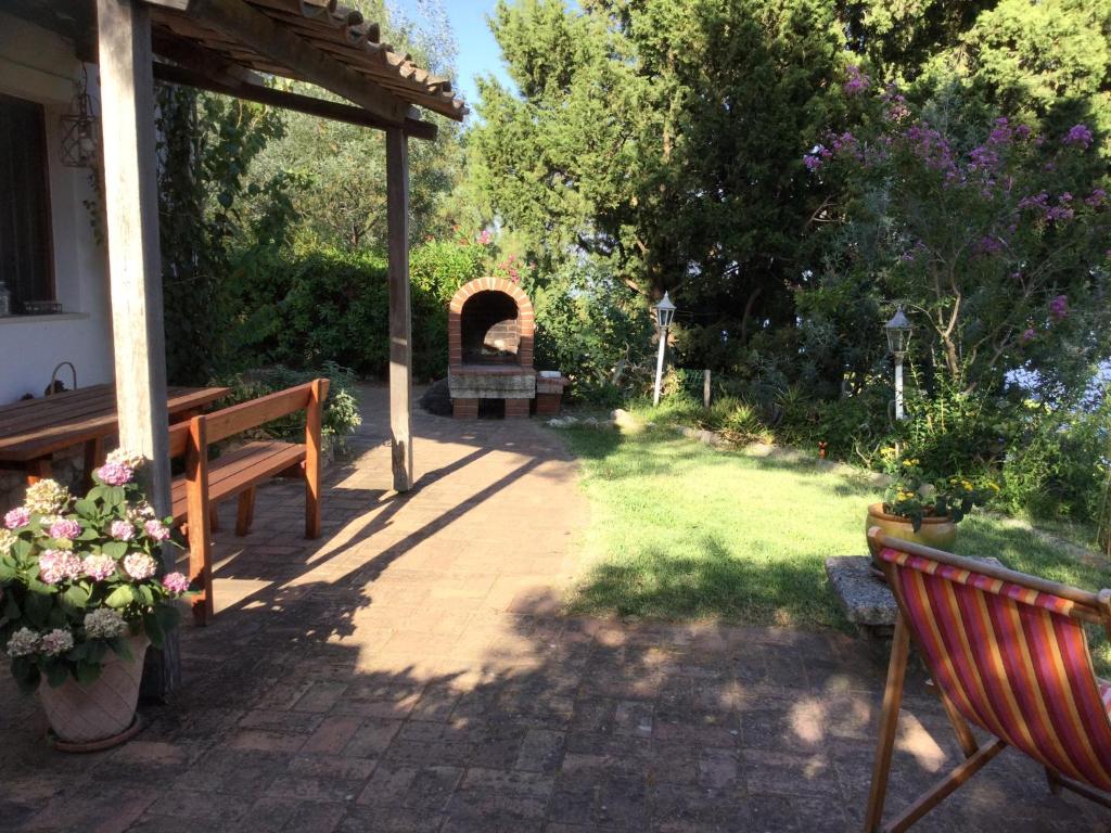A garden outside Cottage Torre Elena - Staletti