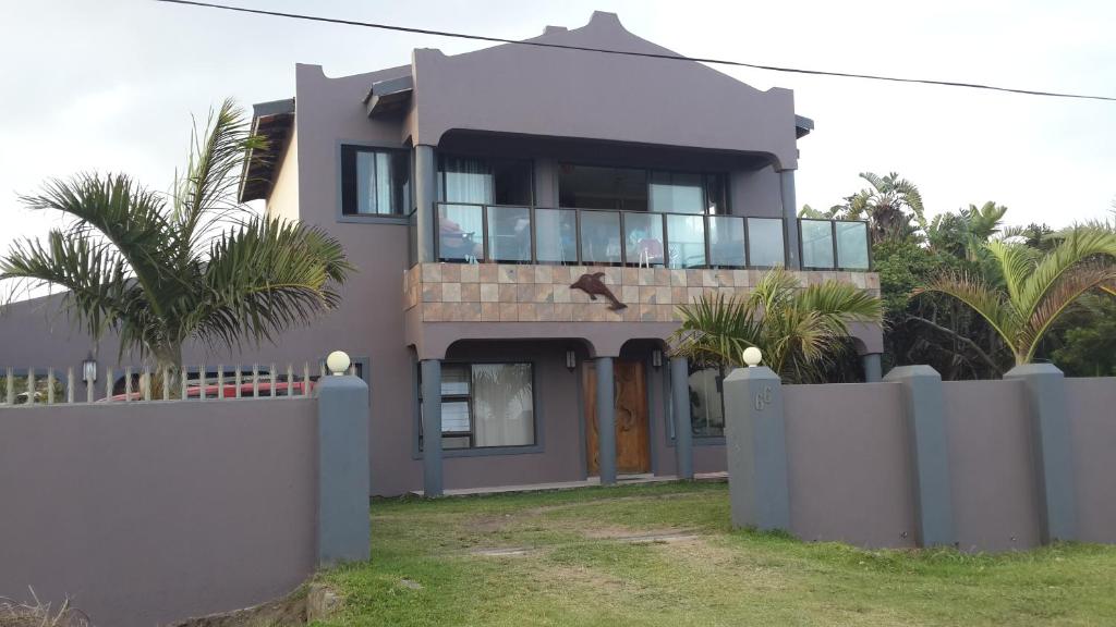een huis met een hek ervoor bij Khaya la Manzi in Port Edward