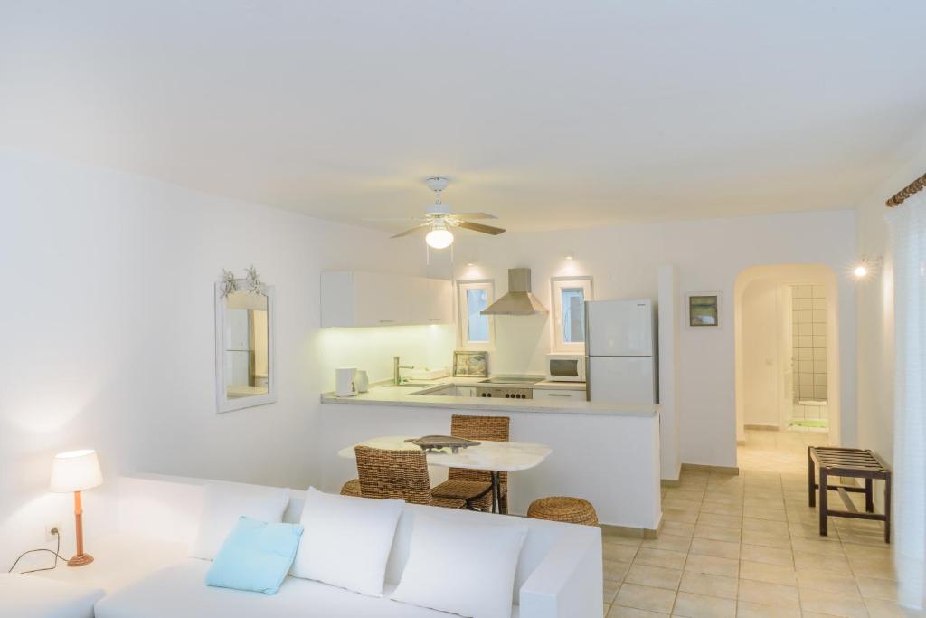 Kuchyň nebo kuchyňský kout v ubytování Skiathos Holidays Suites & Villas