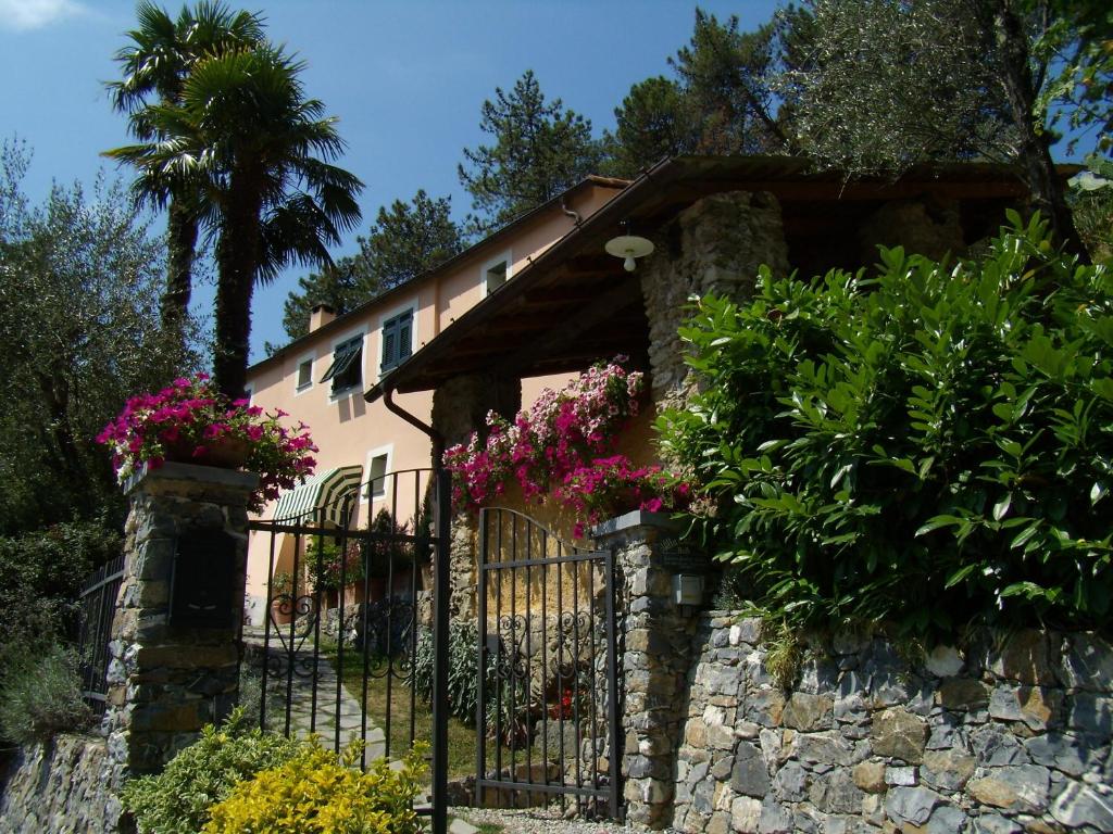een huis met een hek met bloemen erop bij Agriturismo Villa Caterina in Levanto