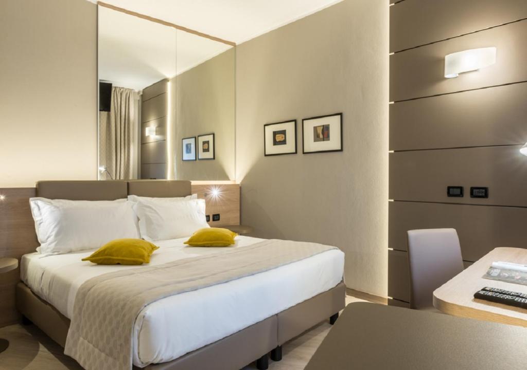 Postel nebo postele na pokoji v ubytování Cardano Hotel Malpensa
