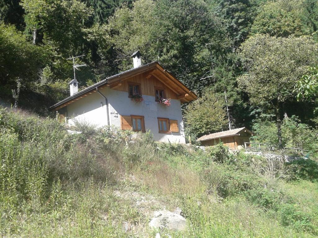 una piccola casa sul fianco di una collina di Chalet Immerso nel Verde a Strembo