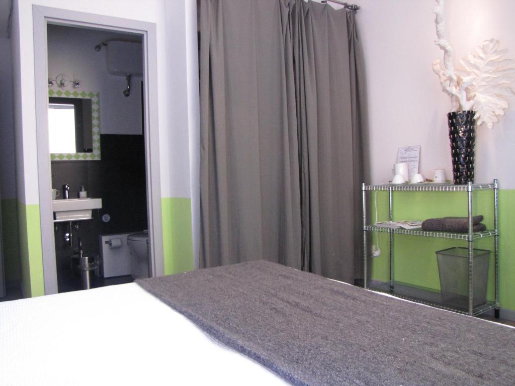 A bed or beds in a room at Trastevere Colors
