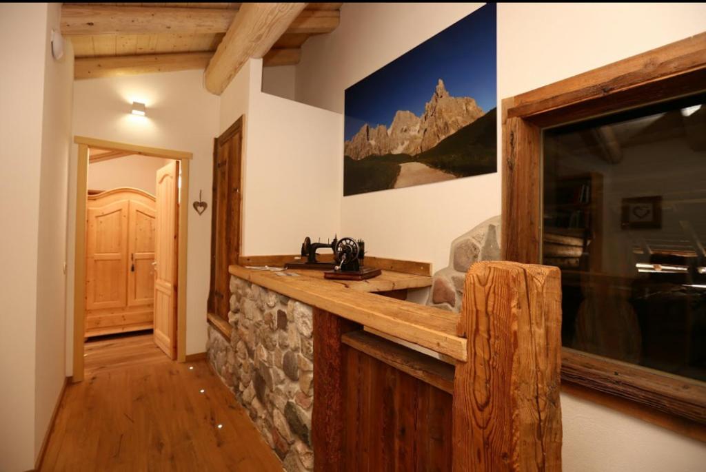 uma casa de banho com um lavatório e uma imagem de uma montanha em Bed and Breakfast la Stube em Ziano di Fiemme