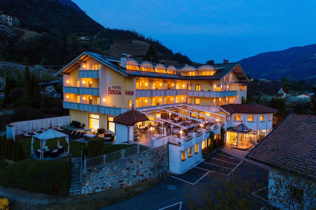 Nespecifikovaný výhled na hory nebo výhled na hory při pohledu z hotelu