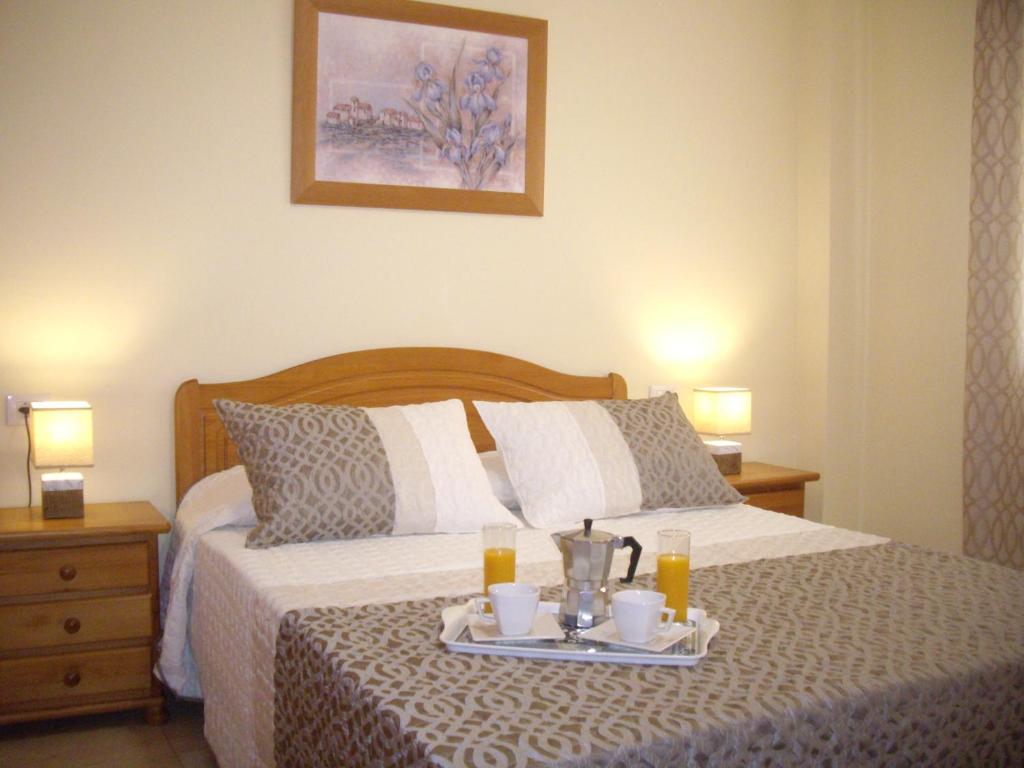 ein Schlafzimmer mit einem Bett und einem Tablett mit Essen drauf in der Unterkunft Apartamento Celimar in Las Galletas