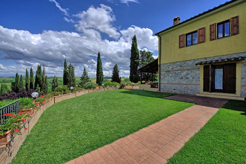 Vonkajšia záhrada v ubytovaní Villa Sabrina by PosarelliVillas