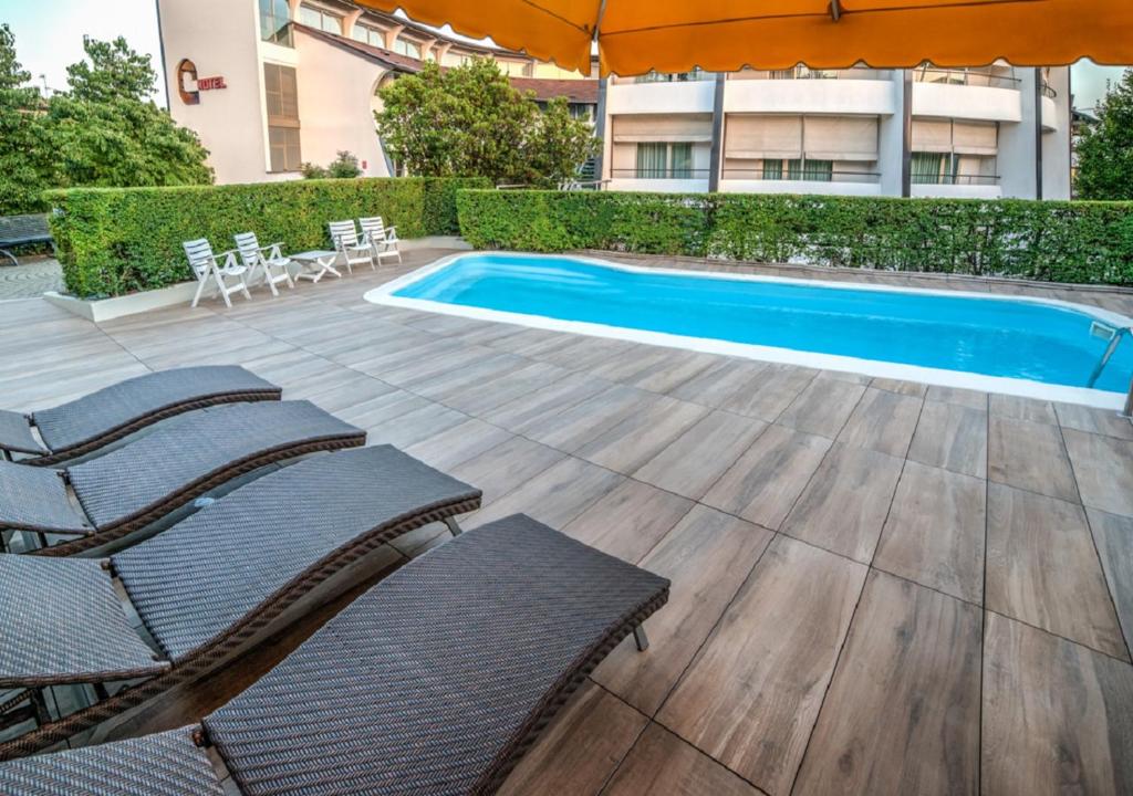 Bazén v ubytování Cardano Hotel Malpensa nebo v jeho okolí
