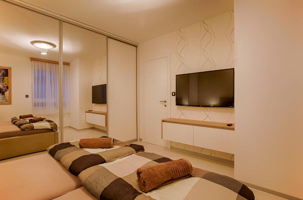 Televízia a/alebo spoločenská miestnosť v ubytovaní Deluxe new apartments - few steps from the beach - luxury holiday with style - by TRAVELER tourist agency Krk