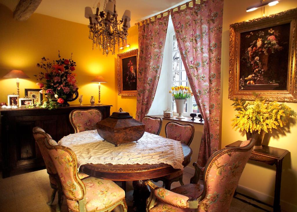 Posezení v ubytování Hotel Restaurant des Deux Rocs