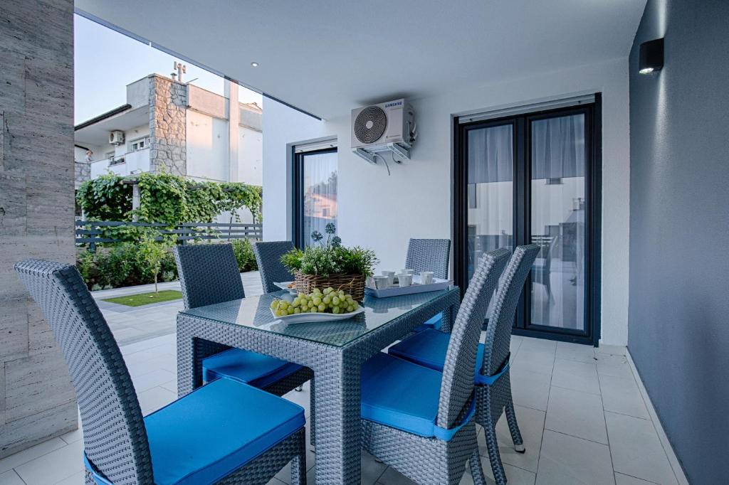 Posedenie v ubytovaní Deluxe new apartments - few steps from the beach - luxury holiday with style - by TRAVELER tourist agency Krk