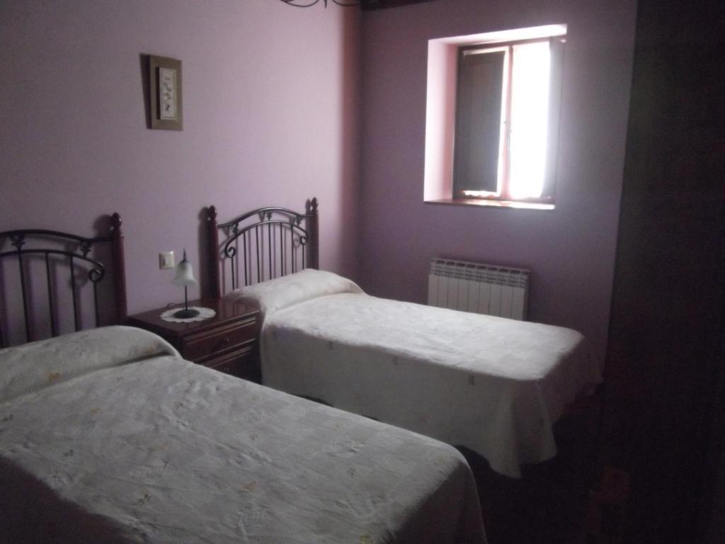 Habitación con 2 camas, ventana y ventana en La Canaleja, en Cigüenza