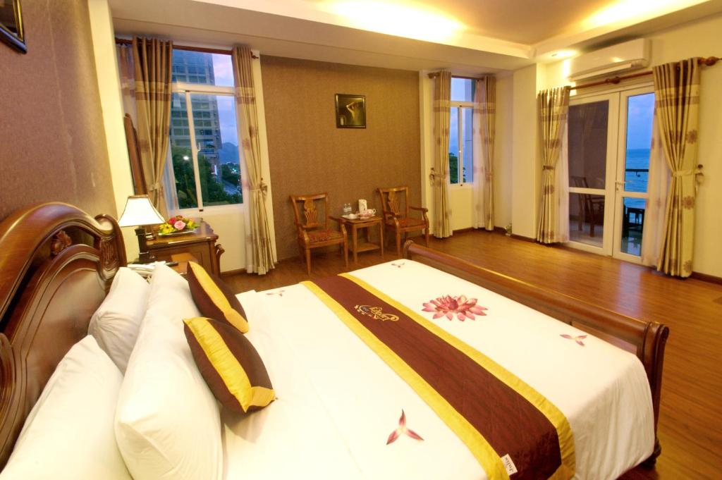 Postel nebo postele na pokoji v ubytování Luxury Nha Trang Hotel