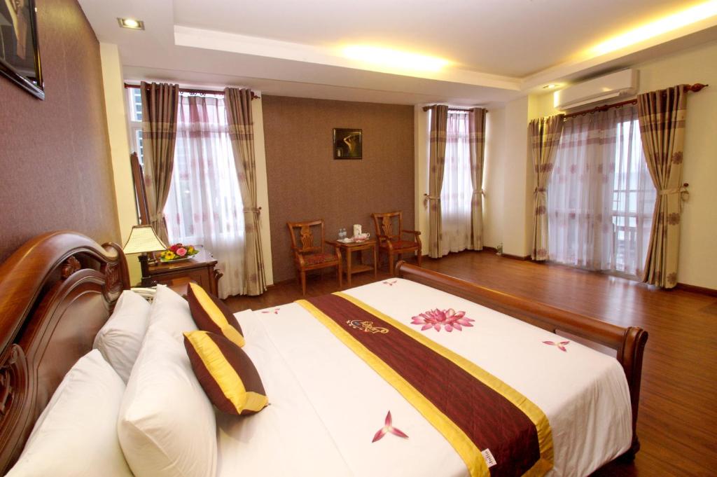 Postel nebo postele na pokoji v ubytování Luxury Nha Trang Hotel