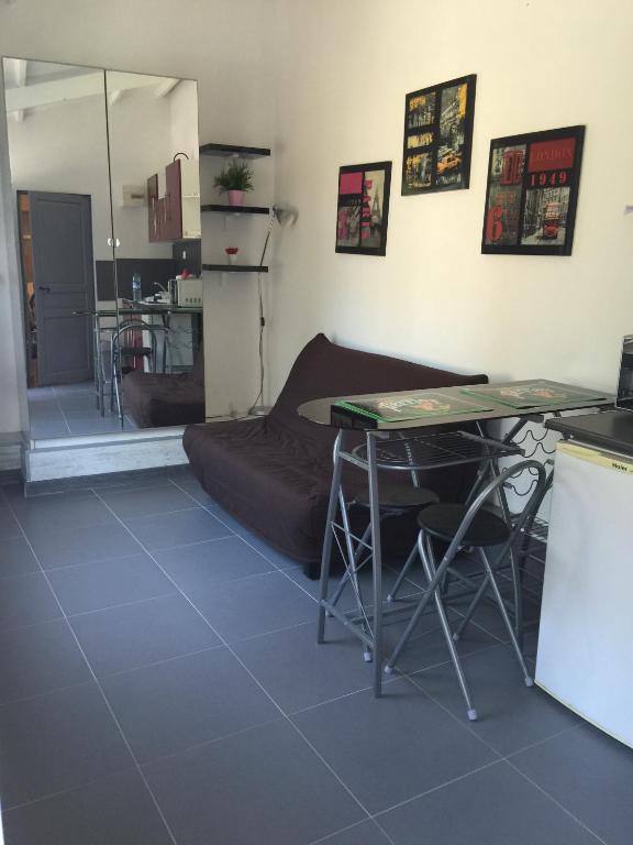 a room with a bed and a table and a kitchen at CAVALIERE STUDIO 2P TER in Le Lavandou