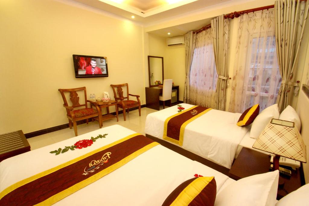 Postel nebo postele na pokoji v ubytování Luxury Nha Trang Hotel