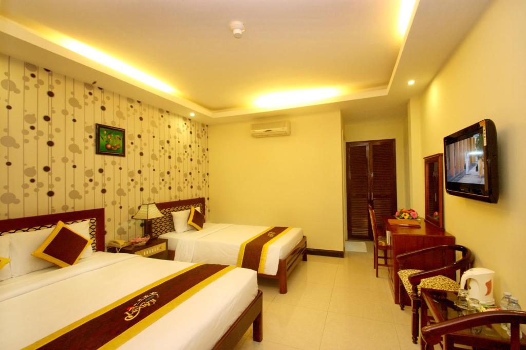 Postel nebo postele na pokoji v ubytování Luxury Nha Trang Hotel