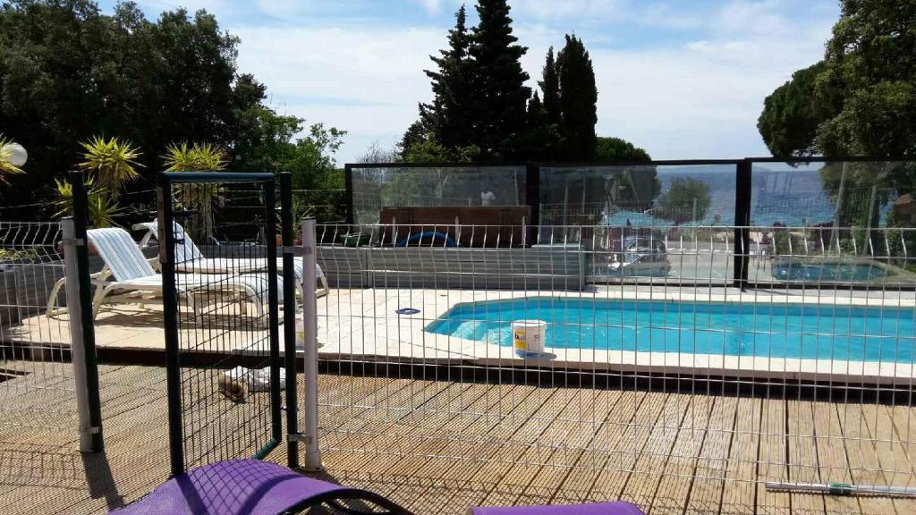 uma piscina com um objecto roxo ao lado em CAVALIERE APT 125M2 PISCINE em Le Lavandou