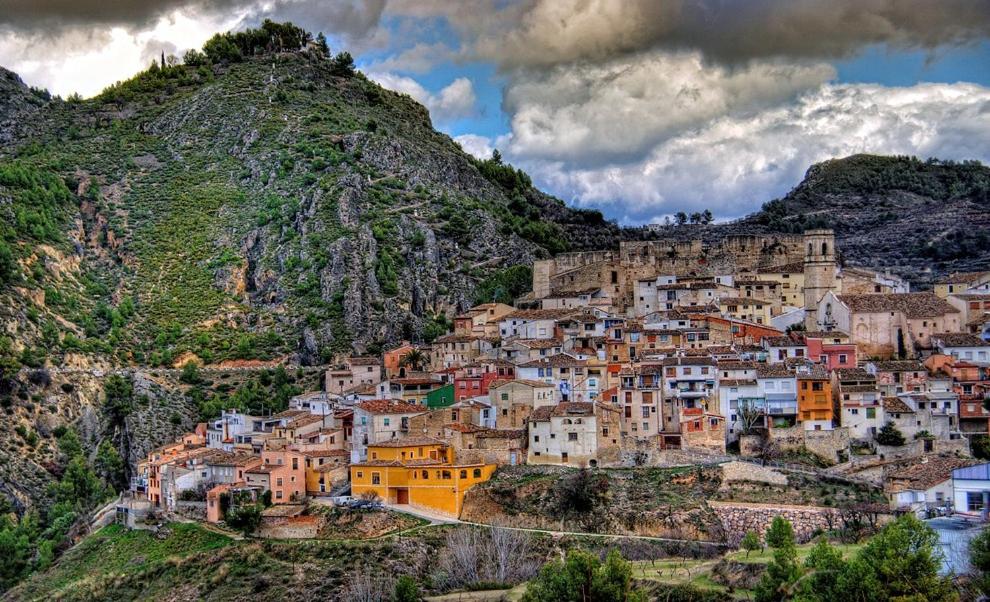 un villaggio su una collina con delle case sopra di Casa de pueblo Ca Paco a Planes