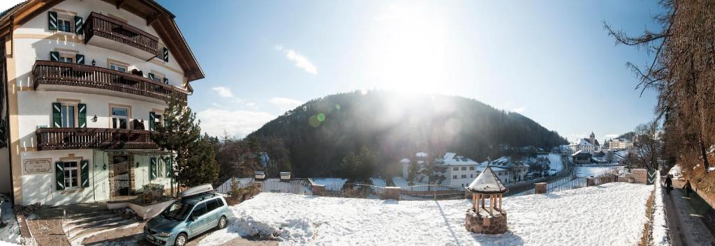 Nespecifikovaný výhled na hory nebo výhled na hory při pohledu z aparthotelu