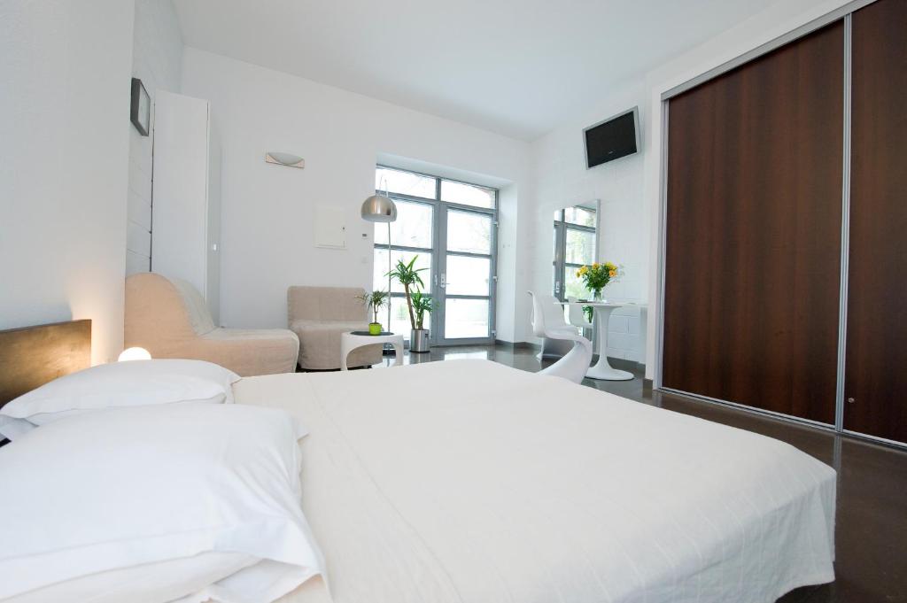 Voodi või voodid majutusasutuse Hôtel des Capucins toas