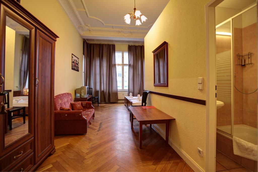 Posezení v ubytování Hotel Pension Bernstein am Kurfürstendamm